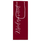 Cranberry Red gestileerde script bruiloft bruidsme Wijn Cadeautas (Voorkant)
