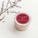 Cranberry Red Personalized Wedding Ronde Sticker<br><div class="desc">Onze gepersonaliseerde trouwstickers in rijk cranberry-rood zijn een perfecte afwerking op uw uitnodigingen,  gunsten en dankjewel kaarten. Het ontwerp kenmerkt de namen van het paar in scherpe witte letters op een vakantierode achtergrond met "en"in decoratief kalligrafiekmanuscript.</div>