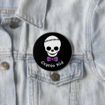 Cranio Kind Boy Skull met Paarse Bowtie Ronde Button 7,6 Cm<br><div class="desc">Je kind heeft veel meegemaakt,  hun triomfjes gevierd en een beetje bewustzijn gebracht bij Craniosynostosis en hun werking met deze schattige knop met een schedel met een paarse bowtie,  de kleur van het cranio-bewustzijn. Pas de tekst aan voor een volledig persoonlijk bericht!</div>