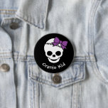 Cranio Kind Girl Skull met Paarse Bowtie Ronde Button 7,6 Cm<br><div class="desc">Je kind heeft veel meegemaakt,  hun triomfjes gevierd en een beetje bewustzijn gebracht bij Craniosynostosis en hun werking met deze schattige knop met een schedel met een paarse boog erop,  de kleur van het craniobewustzijn. Pas de tekst aan voor een volledig persoonlijk bericht!</div>