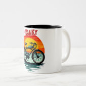 Cranky Biker T-shirt: zonsondergang en tijdloze f Tweekleurige Koffiemok (Voorkant rechts)