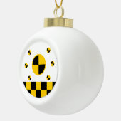 Crash Test Markers Graphics Keramische Bal Ornament (Rechts)