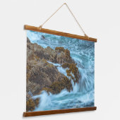 Crashing Ocean Waves on Rocky Shore Hangend Wandkleed (Gebogen)