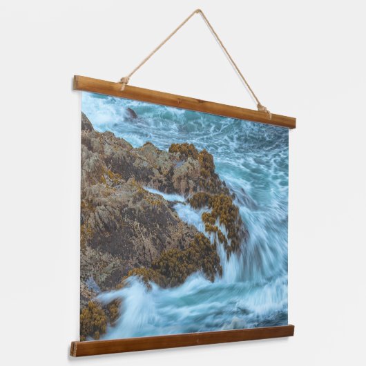 Crashing Ocean Waves on Rocky Shore Hangend Wandkleed (Gebogen)