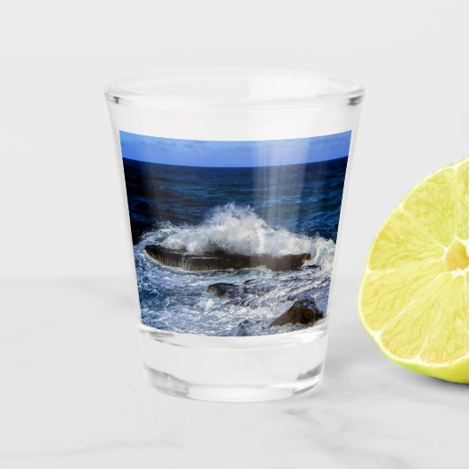 Crashing Wave On Rock Formation Shot Glass Shot Glas (Voorkant)