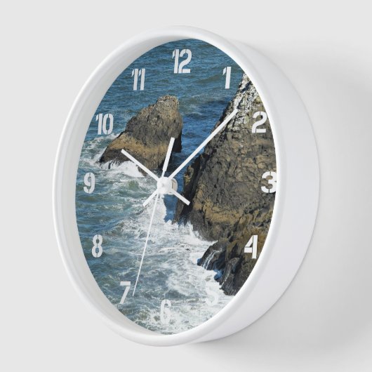 Crashing Waves op Rocky Coastline (Hoek)