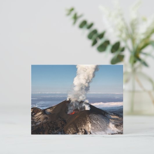 Crater eruption vulcano: lava, gas, stoom, as briefkaart (Staand voorkant)