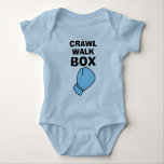 Crawl Walk Box blauw bokshandschoen baby bodysuit<br><div class="desc">Crawl Walk Box blauwe bokshandschoen baby bodysuit voor pasgeborene. Grappig citaat voor pasgeboren kinderen en ouders. Leuke 1e verjaardag / baby shower / zwangerschapscadeau ideeën voor nieuwe mama of papa / ouders / grootouders. Schattige sportief design met rode bokshandschoen en typografie sjabloon. Geschenken op maat voor baby's en kleine kinderen....</div>