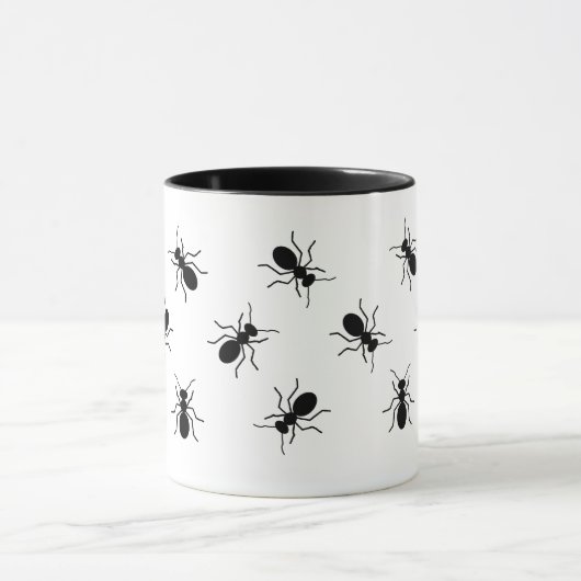 Crawling grote zwarte mieren zwerm grappige nieuwi mok (Midden)