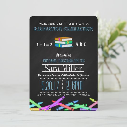 Crayon & Books Teacher Afstuderen Uitnodiging (Staand voorkant)