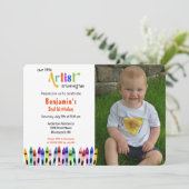 Crayon kunstenaar maakt foto van twee kinderen op  kaart (Staand voorkant)