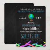 Crayon & Wereldbol Teacher Afstuderen Invitation Kaart (Voorkant / Achterkant)