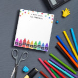 Crayons en sterren kleurrijke noot van schoolleraa notitieblok<br><div class="desc">Een notitie van het notitieblok van leraar School,  gepersonaliseerd met de naam van de leraar onder kleurrijke sterren en boven een rij krijtjes in een regenbooggradiënt. Notitieblok van kinderarts met kleurrijke krayons en sterren.</div>