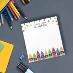 Crayons & Stars Opmerking van de schoolleraar Notitieblok<br><div class="desc">Een notitie van School Teacher notitieblok gepersonaliseerd met de naam van de leraar onder kleurrijke sterren en boven een rij kleurpotloden in rood,  blauw,  groen en geel. Kleuterschool leraar notitieblok met kleurrijke kleurpotloden en sterren.</div>