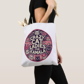 Crazy cat dames voor Kamala! Tote Bag (Dichtbij)