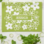 Crazy Daisy Pattern in Spring Green met naam Theedoek<br><div class="desc">Een  patroon in Spring Green met een plaats voor een naam of andere tekst. Het gekke madeliefje ontwerp heeft een groovy bloemenpatroon. Een minimale look in subtiele kleuren met een eenvoudig schreefloos lettertype voor een monogram.</div>
