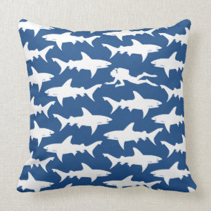 Crazy Diver Swimming in Middle School of Sharks Kussen