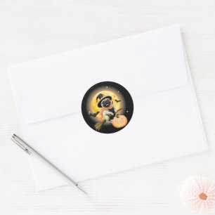 Crazy Happy Halloween Mopshond Rijden op een Vlieg Ronde Sticker