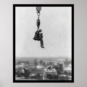 Crazy Photographer op de haak van een kraan 1918 Poster