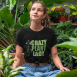 Crazy Plant Lady T-shirt<br><div class="desc">Zwak Plant dame. Het grappige plant minnaar cadeau in coole groene kleuren met  wijnstokken naast het schattige citaat over planten en groene obsessie. Geweldig landschapsarchitect cadeau voor een tuinman met een groene duim.</div>