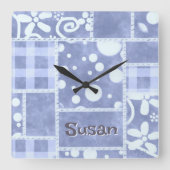 Crazy Quilt Blauwe Gingham Bloemstuk Persoonlijk Vierkante Klok (Voorkant)