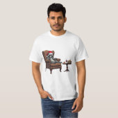 Crazy Raccoon Zittend in een stoel Wijn en gebak🧁 T-shirt (Voorkant volledig)