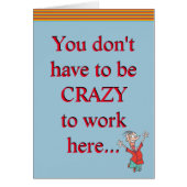 Crazy werkt hier op kantoor Humor Funny Joke (Voorkant)