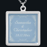 Cream Bloemen Lijst op Dusk Blue Wedding Zilver Vergulden Ketting<br><div class="desc">Een stijlontwerp voor uw aankomende nuptials met een crème floral swirl lijst op een schemerblauwe achtergrond. De tekst is volledig aanpasbaar voor uw eigen speciale gelegenheid. Dit elegante ontwerp komt overeen met het Cream Floral Lijst op Dusk Blue Wedding Collectie. Als u hulp nodig heeft bij de aanpassing voor uw...</div>