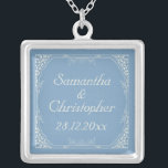 Cream Bloemen Lijst op Dusk Blue Wedding Zilver Vergulden Ketting<br><div class="desc">Een stijlontwerp voor uw aankomende nuptials met een crème floral swirl lijst op een schemerblauwe achtergrond. De tekst is volledig aanpasbaar voor uw eigen speciale gelegenheid. Dit elegante ontwerp komt overeen met het Cream Floral Lijst op Dusk Blue Wedding Collectie. Als u hulp nodig heeft bij de aanpassing voor uw...</div>