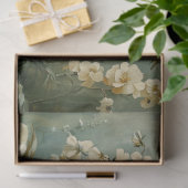 Cream bloemen op groene achtergrond tissuepapier (Geschenk)