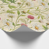 Cream Boho Meadow with Daisies and Clover Cadeaupapier (Hoek)