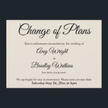 Cream Change of Plans Postponed Wedding Card Kaart<br><div class="desc">Hier is een eenvoudige kaart om je gasten te informeren als het nodig is om je trouwdatum te veranderen. Gebruik de velden sjabloon om uw persoonlijke gegevens toe te voegen en deze elegante, minimalistische vormgeving zelf te maken. De crèmeachtergrond kan worden gewijzigd in elke kleur die u wilt. Alle doopvonten...</div>