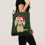 Cream Dachshund Schattige Santa Dog Christmas Cust Tote Bag<br><div class="desc">Deze feestelijke vakantie canvas tas heeft een charmante cartoon tekening van een Engelse Cream Dachshund met een felrode kerstmuts. Personaliseer met naam of andere tekst. Maakt een leuk kerstcadeau voor wiener hond moeders en doxie vaders!</div>