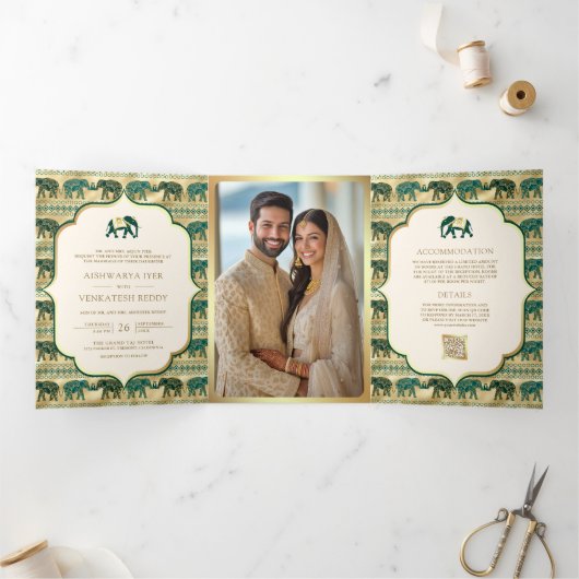 Cream Emerald Green Gold Elephant Indiase bruiloft Drieluik Uitnodiging (Binnen)