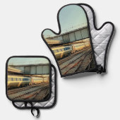 Cream en Maroon trein Ovenwant & Pannenlap Set (Voorkant / Achterkant)