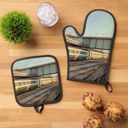 Cream en Maroon trein Ovenwant & Pannenlap Set (Top down)