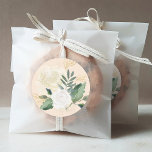 Cream Gold en Green Floral Wedding Ronde Sticker<br><div class="desc">De sticker met het accent van de bruiloft is voorzien van een elegante waterverf met een geschilderd roos,  een ranunculus bloem en een naaldbladeren in neutrale tinten van wit,  crème,  wazige roze,  goud en groen. Ideaal voor een lente- of zomerevenement.</div>