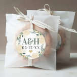 Cream Gold Floral Greenery Heart Wedding Monogram Ronde Sticker<br><div class="desc">De sticker met een bruiloft is voorzien van een monogram van de bruid- en bruidsdatum en de trouwdatum die gepersonaliseerd kan worden in rijke groene en donkergrijze / zachte zwarte kleuren. Een gouden hartslag accentueert het ontwerp en een elegante florale waterverf wekken lijsten de tekst met geschilderde rozen, ranunculus bloemen...</div>