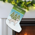 Cream Golden Retriever Blue Christmas Custom Name Kleine Kerstsok<br><div class="desc">Destei's originele cartoon illustratie van een schattige Engelse crème Golden Retriever fokhond. De hond wordt geplaatst in een winterscène met drie groene sparren en vallende sneeuw. De achtergrond is een blauw tot wit verloop, waardoor het ontwerp er die koude winterdag uitziet. Er is ook een groene verlooplijn aan de bovenkant...</div>
