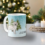 Cream Golden Retriever Dog Christmas Naam op maat Koffiemok<br><div class="desc">Destei's originele cartoon illustratie van een schattige Engelse crème Golden Retriever fokhond. De hond wordt in een winterse omgeving geplaatst met groene sparren en vallende sneeuw. De achtergrond is een blauw tot wit verloop, waardoor het ontwerp er die koude winterdag uitziet. Er is ook een aanpasbaar tekstgebied voor een naam....</div>
