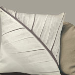 Cream & Grey Macro Leaf Design Kussen<br><div class="desc">Moderne werpkussens zijn voorzien van een crème en een grijs macroblad. Dit werpen kussen kenmerkt een organisch macrobladpatroon op een eenvoudige vlakke crèmeachtergrond. U kunt personaliseren om uw smaak aan te passen door de verstrekte gebieden te gebruiken, of de "bericht"knoop te gebruiken om de ontwerper voor hulp te contacteren. Een...</div>