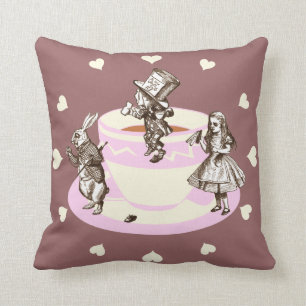 Cream Hearts rond een dikke Tea Party Kussen