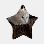 Cream Kitten met mooie blauwe ogen Keramisch Ornament (Rechts)