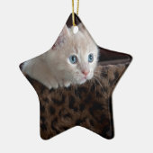 Cream Kitten met mooie blauwe ogen Keramisch Ornament (Links)