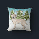 Cream Labrador Retriever Blue Winter Christmas Kussen<br><div class="desc">Destei's originele cartoon illustratie van een schattige Engelse crème Labrador Retriever fokhond. De hond wordt geplaatst in een winterscène met drie groene sparren en vallende sneeuw. De achtergrond is een blauw tot wit verloop,  waardoor het ontwerp er die koude winterdag uitziet.</div>
