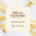 Cream mocha handgemaakt door Christmas Gift Wrappi Vierkante Sticker<br><div class="desc">Een witte achtergrond en een rode tekst. Tekst: Vrolijk kerstfeest,  en Handgemaakt met liefde met een retro 70's stijl lettertype.</div>