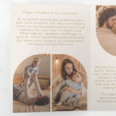 Cream Modern Arch Jaar in de Review Familie Update Drieluik Wenskaart (Binnenzijde eerst)