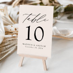 Cream Modern Elegance Wedding Kaart<br><div class="desc">Trendy, minimalistische trouwlijstaantalkaarten met zwarte moderne letters met "Lijst" in modern kalligrafiekmanuscript. Het ontwerp is voorzien van een roombeige achtergrond of een kleur van uw keuze. Het ontwerp herhaalt zich op de rug. Om tot de lijstkaarten opdracht te geven: voeg jouw naam, trouwdatum, en lijstaantal toe. Voeg elk nummer afzonderlijk...</div>