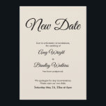 Cream New Date Postponed Wedding Notice Kaart<br><div class="desc">Hier is een eenvoudige kaart om je gasten te informeren als het nodig is om je trouwdatum te wijzigen. Gebruik de velden sjabloon om uw persoonlijke gegevens toe te voegen en deze elegante, minimalistische vormgeving zelf te maken. De witte achtergrond kan in om het even welke kleur worden veranderd u...</div>