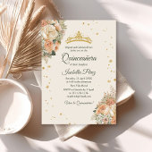 Cream Peach Bloemen en Goud Tiara Quinceanera Kaart